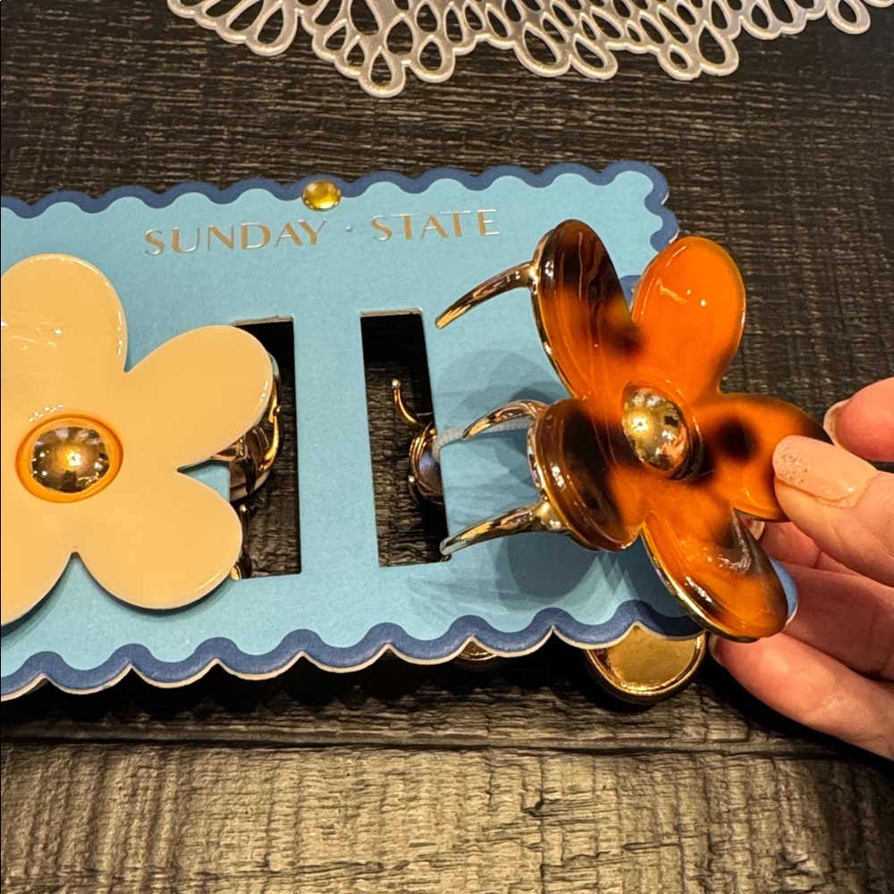 Big Acrylic Claw Flower Hair Clips Cream &Tortoiseshell NWT! - Picture 2 of 12